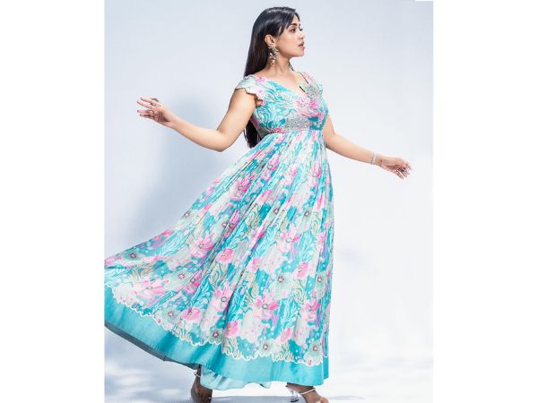 Actress Nivetha Pethuraj Glamorous Stills In Beautiful Gown