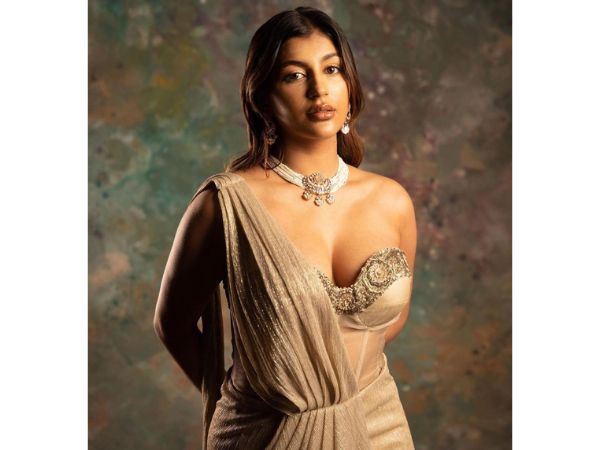 Actres Yashika Aannand Glamorous Stills In Saree