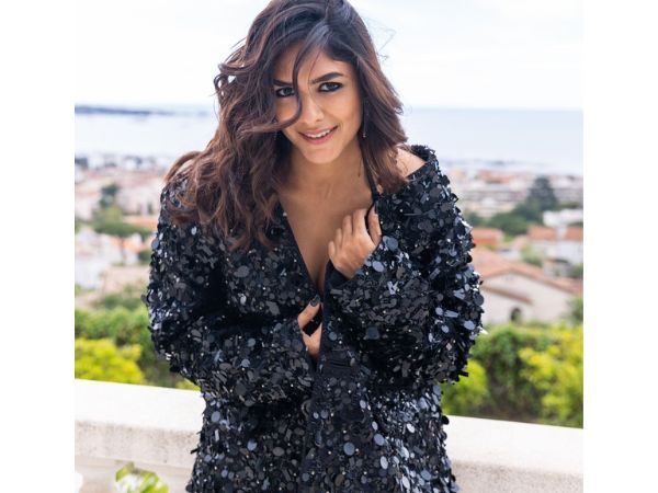 Cannes Film Festival Mrunal Thakur Mesmerizing Stills in Black Outfit Details in Telugu