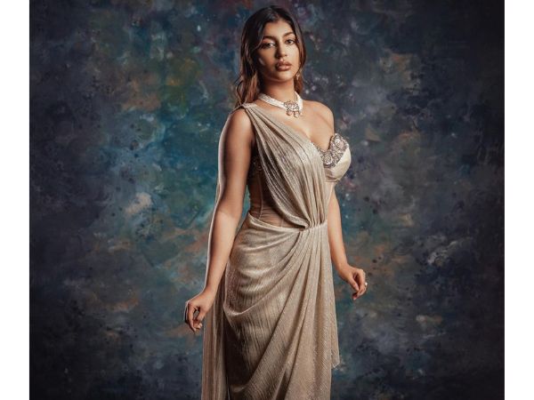 Actres Yashika Aannand Glamorous Stills In Saree