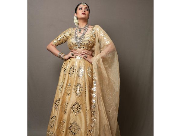 Actress Sreemukhi Ravishing Pics in Gold Lehenga