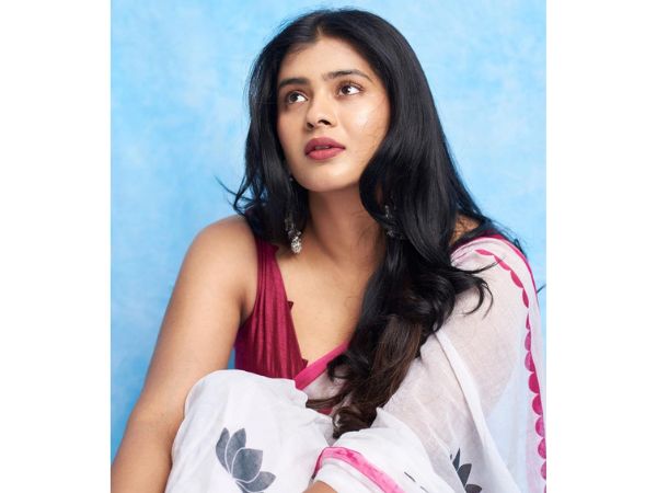 Actress Hebah Patel Glamorous Photos In White Saree