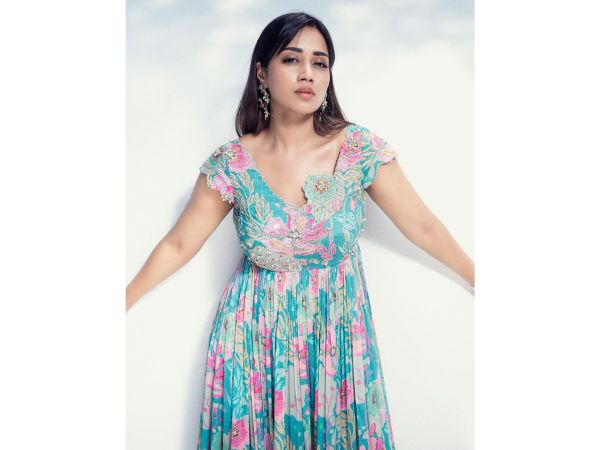 Actress Nivetha Pethuraj Glamorous Stills In Beautiful Gown