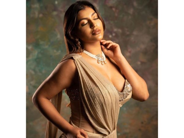 Actres Yashika Aannand Glamorous Stills In Saree