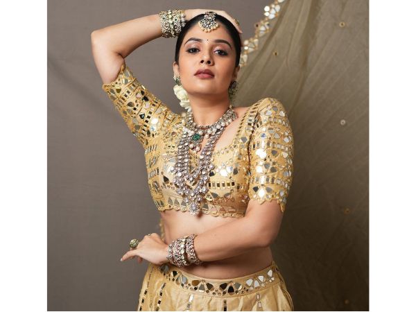 Actress Sreemukhi Ravishing Pics in Gold Lehenga