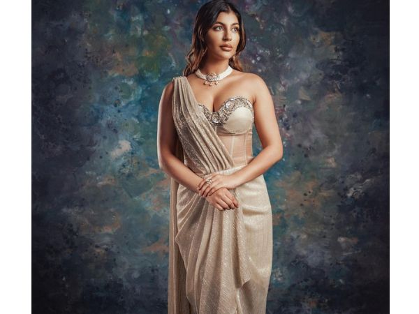 Actres Yashika Aannand Glamorous Stills In Saree