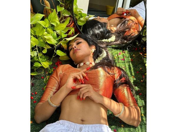 Bigg Boss Fame Actress Divi Vadthya Glamorous Stills In Traditional Wear