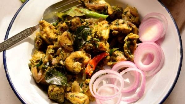 Andhra Ruchulu: ఈ వారాంతంలో వేరే చికెన్ రిసిపిని తయారు చేయాలని చూస్తున్నారా? అప్పుడు ఆంధ్రా స్టైల్‌ గోంగూర చికెన్‌ని తయారు చేసుకోండి. ఇది కొంచెం పుల్లపుల్లగా..కారంగా..రుచిగా వెరైటీ టేస్ట్ ను మీకు అందిస్తుంది. ఎప్పుడూ ఒకే స్టైల్ కూరలు కాకుండా ఇలా డిఫరెంట్ గా చేసుకోవడం వల్ల మరో రెండు ముద్దలు ఎక్కువ లాగించవచ్చు. గోంగూర చికెన్ చాలా రుచిగా ఉంటుంది. ఈ గోంగూర చికెన్‌ని అన్నం, చపాతీతో తింటే చాలా అద్భుతంగా ఉంటుంది. ఆంధ్రా స్టైల్ లో గోంగూర చికెన్ ఎలా చేయాలో తెలుసుకోవాలనుకుంటున్నారా? గోంగూర చికెన్ రిసిపి కోసం క్రింద ఒక సాధారణ వంటకం ఉంది. చదివి రుచి చూసి మీ అభిప్రాయాన్ని మాతో పంచుకోండి. కావాల్సినపదార్థాలు: * చికెన్ - 1/2 కిలోలు * ఉల్లిపాయలు - 2 (సన్నగా తరిగినవి) * టమోటో - 1 (సన్నగా తరిగినవి) * పచ్చిమిర్చి - 4 (తరిగినవి) * అల్లం - 1 అంగుళం (సన్నగా తరిగినది) * వెల్లుల్లి - 6 రెబ్బలు (సన్నగా తరిగినవి) * పసుపు పొడి - 1/2 tsp * గరం మసాలా - 1 tsp * నెయ్యి - 2 టేబుల్ స్పూన్లు * ఉప్పు - రుచి ప్రకారం వేయించడానికి మరియు గ్రైండింగ్ కోసం... * మెంతులు - 1/4 tsp * బెల్లం - 1 టేబుల్ స్పూన్ * కాలీఫ్లవర్ - 4 * సోంపు - 1 టేబుల్ స్పూన్ గోంగూర మసాలా కోసం... * నెయ్యి - 1 టేబుల్ స్పూన్ * వెల్లుల్లి - 4 రెబ్బలు * గోంగూర ఆకులు- 2 కప్పులు (తరిగినవి) * ఉప్పు - రుచికి సరిపడా రెసిపీ: * ముందుగా చికెన్‌ని బాగా కడగాలి. * తర్వాత ఓవెన్‌లో బాణలి పెట్టి, అందులో వేయించి నూరిన మెంతికూర, ఇంగువ, కొత్తిమీర, కారం వేసి మీడియం మంట మీద 3 నిమిషాలు వేయించి దించి చల్లార్చి మిక్సీ జార్‌లో వేసి దానిని పొడిగా రుబ్బుకోవాలి. * తర్వాత ఓవెన్‌లో కుక్కర్‌ పెట్టి అందులో నూనె పోసి వేడయ్యాక ఉల్లిపాయలు, వెల్లుల్లి, అల్లం, పచ్చిమిర్చి వేసి బాగా వేగించాలి. * తర్వాత టొమాటోలు వేసి మెత్తగా వేయించి, చికెన్ వేసి 5 నిమిషాలు వేయించి, గరం మసాలా, పసుపు పొడి వేసి కలుపుతూ ఉడికించాలి, 1/4 కప్పు నీరు పోసి కుక్కర్ మూతపెట్టి 3-4 విజిల్స్ వచ్చే వరకు ఉంచాలి. * విజిల్ వచ్చిన తర్వాత కుక్కర్ తెరవండి. * తర్వాత ఓవెన్‌లో బాణలి పెట్టి, 1 టీస్పూన్ నూనె వేసి, అది వేడయ్యాక, అల్లంవెల్లుల్లి వేసి, కొంచెం ఉప్పు మరియు రుబ్బిన పొడి వేసి బాగా కలుపుతూ వేగించుకోవాలి. * ఈ మసాలా అంతా పచ్చివాసన పోయే వరకు వేగించి ఆ తర్వాత సన్నగా తరిగిపెట్టుకున్న గోంగూరను మసాలాలో 3-4 వేగించాలి. అది మెత్తబడే వరకు వేగించుకోవాలి. *గోంగూర బాగా ఉడికిన తర్వాత కుక్కర్‌లోని చికెన్‌లో వేసి కుక్కర్‌ని మళ్లీ స్టవ్‌పై పెట్టి 2 నిమిషాలు బాగా ఉడకనివ్వండి, అంతే ఆంధ్రా స్టైల్ కొంగుర చికెన్ రెడీ. Image Courtesy: archanaskitchen