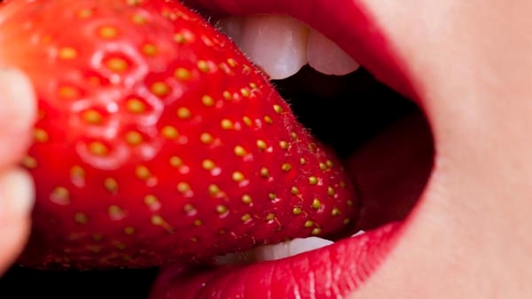 Side Effects of Using Lipstick Regularly in Telugu