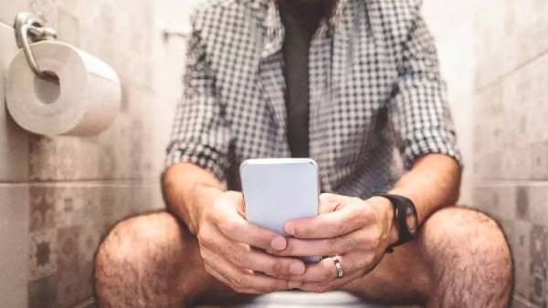 Why You Should Not Use Phone in the Toilet in Telugu