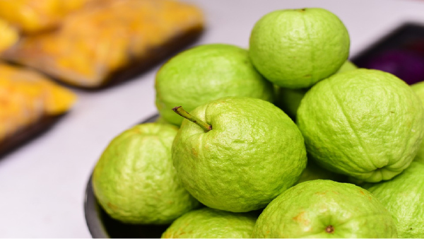 Eating Guava In Monsoon Health Benefits In Telugu