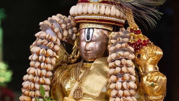  Dry Fruit Garlands steals the show on the first day of Snapanam in Tirumala