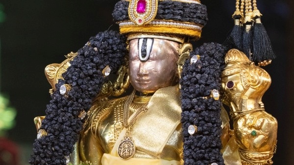  Dry Fruit Garlands steals the show on the first day of Snapanam in Tirumala