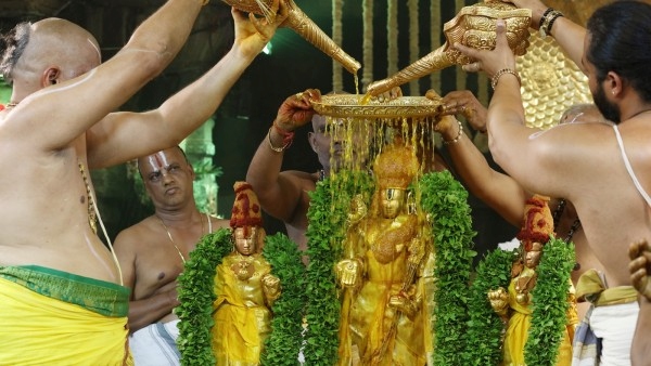  Dry Fruit Garlands steals the show on the first day of Snapanam in Tirumala
