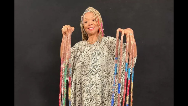 american-women-sets-guiness-world-record-with-title-of-women-with-longest-nails-in-the-world