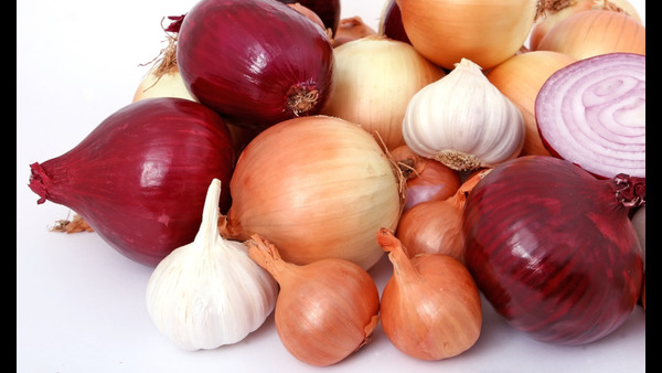 health-benefits-of-eating-raw-onion-daily-eating-onion-reduced-risk-of-cancer-and-heart-diseases