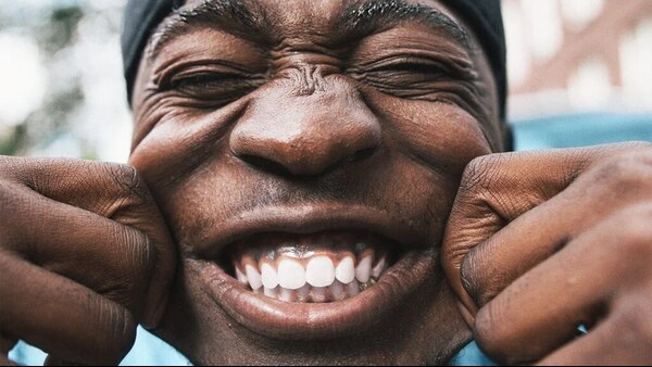 what are the health benefits of laughing how laughing improves our body health heart health releases healthy hormones how to laugh