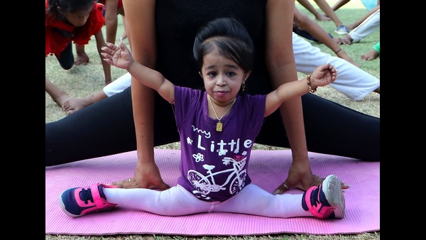 the-great-khali-lifts-worlds-shortest-woman-jyoti-amge-video-viral-on-social-media-trending-on-int the-great-khali-lifts-worlds-shortest-woman-jyoti-amge-video-viral-on-social-media-trending-on-int