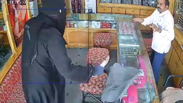 robbers-attack-jewellery-owners-in-hyderabad-daylight-women-balance-2-cylinders-no-ac-in-ac-coach