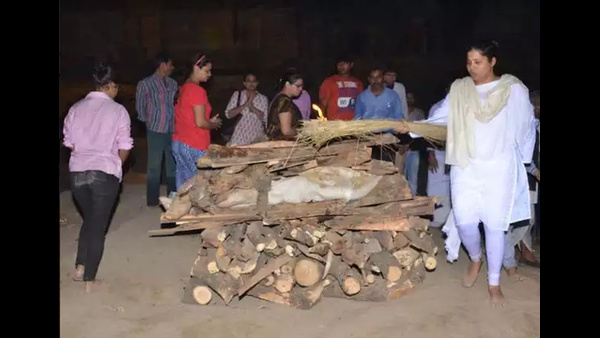 can-daughter-perform-last-rites-to-their-parents-after-they-die can-daughter-perform-last-rites-to-their-parents-after-they-die