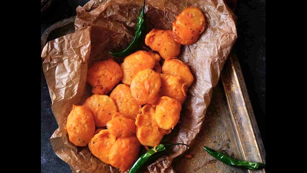 how-to-make-crispy-aloo-bajji-at-home-in-telugu