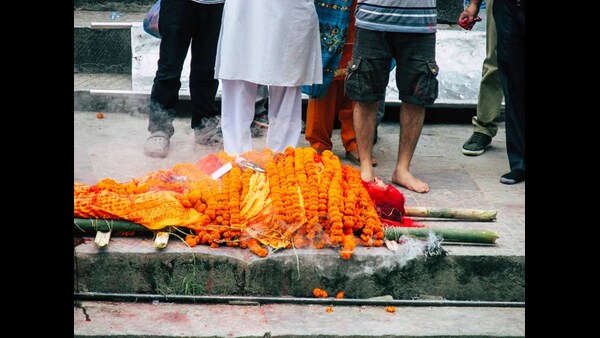 what-happens-when-you-touch-dead-body-in-funeral-according-to-hindu-sastra