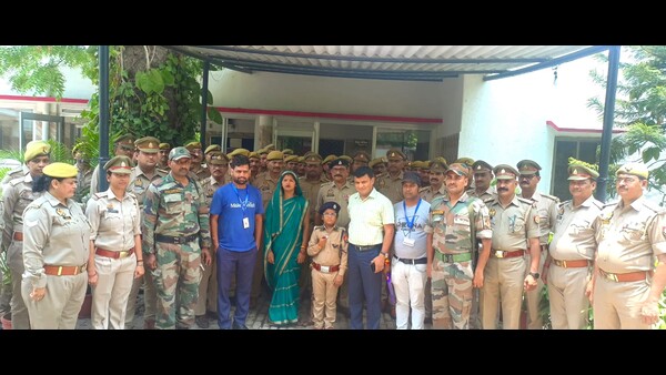 varanasi-police-fulfilling-brain-tumor-child-ips-dream-video-goes-viral