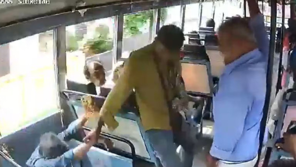 kerala-conductor-saves-mans-life-passengers-push-train-in-kuil-railway-junction-in-bihar-viral-vid