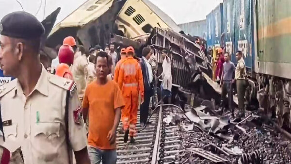 viral-videos-on-indian-railways-trending-on-social-media-netizens-react viral-videos-on-indian-railways-trending-on-social-media-netizens-react