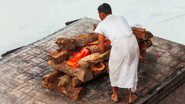 what-happens-when-you-touch-dead-body-in-funeral-according-to-hindu-sastra