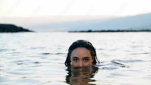 American women lost her eyes because of bathing in sea with contact lens Let s know her story