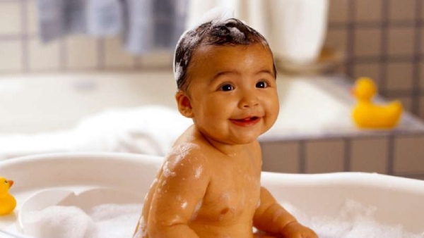 These thing should be remembered before bathing to your kid in winter