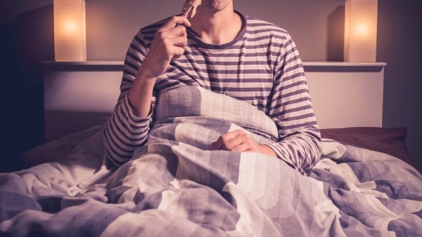 Are you eating by sitting on the bed Know these side effects first