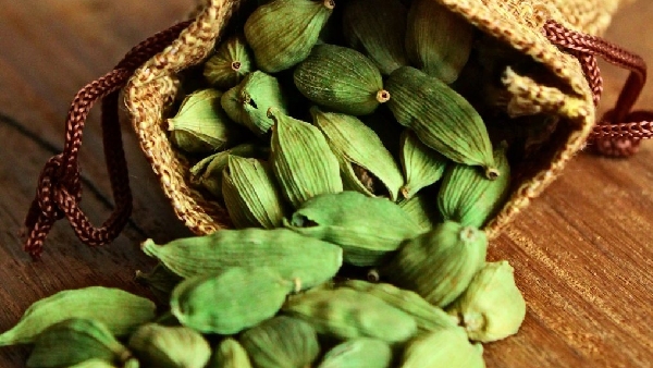 Potential health benefits of cardamom and eat elachi before sleep at night