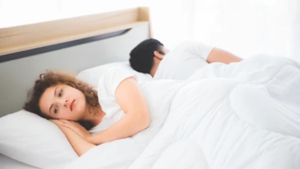 On which side of the husband wife should sleep on bed