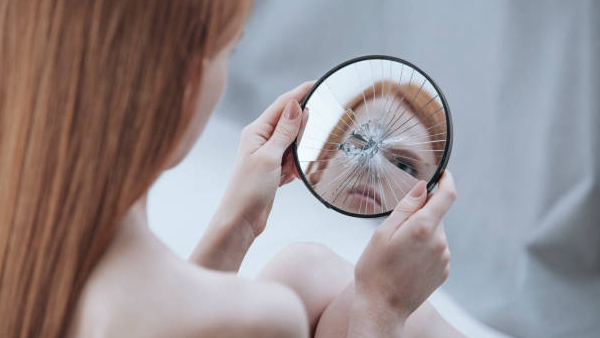 As per vasthu what happens if you kept broken mirror in the home know here more As per vasthu what happens if you kept broken mirror in the home know here more