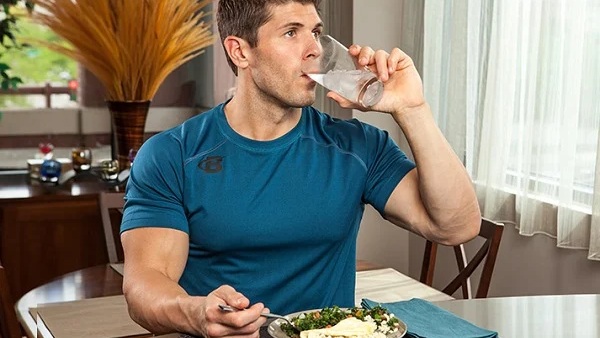 Know health problems of drinking water while eating food in telugu