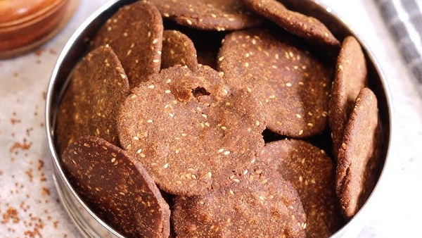 crispy crunchy and tasty healthy snack ragi chekkalu recipe in telugu