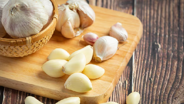 Eating Raw Garlic on Empty Stomach Can Change Your Life