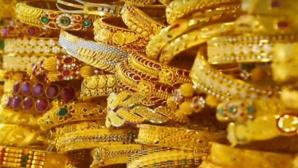 Gold Soars to Fresh Record on Expectations of Rate Cuts and Robust Safe-Haven Demand