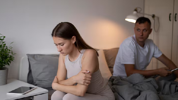 He Sleeps Near Her Woman s Nightmare After Giving Shelter to Boyfriend s Female Friend