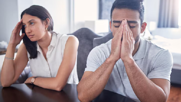 He Sleeps Near Her Woman s Nightmare After Giving Shelter to Boyfriend s Female Friend