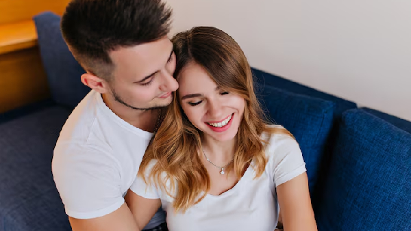 Dating Coach Reveals 5 Instant Signs She is Secretly Crushing on You