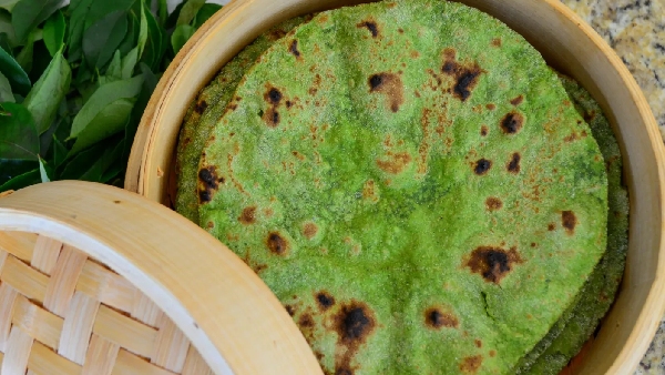 Fluffy Soft and Nutritious Palak Roti Recipe in Telugu