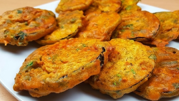Quick Easy and Delicious Brinjal Pakora Recipe for Chilly Evenings