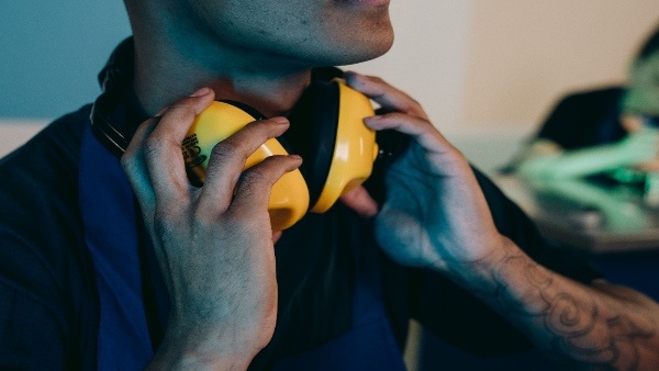 Causes of hearing loss at an early age These mistakes increase the risk