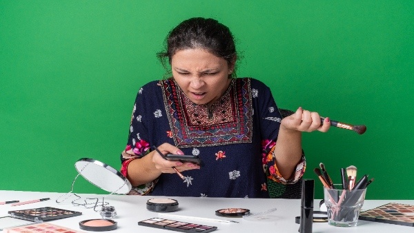 5 Warning Signs of Toxic Makeup That Beauty Lovers Should Know