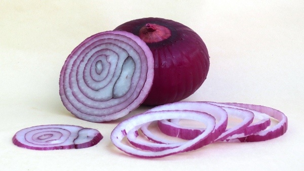 Black Molds on Onion is it safe to eat them know the health disadvantages