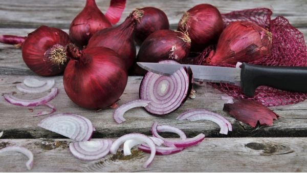 precautions should be taken to prevent tears while cutting onions
