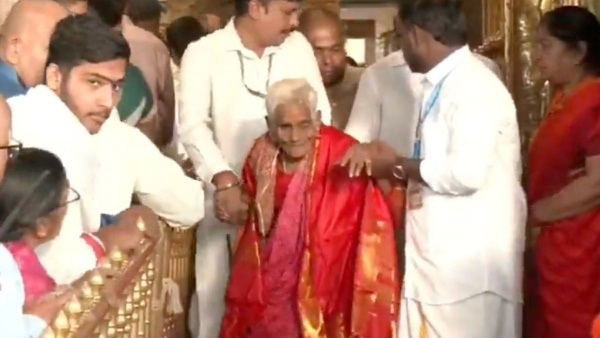 A 116-year-old grandmother reached Tirumala on foot via the 3 550 steps A 116-year-old grandmother reached Tirumala on foot via the 3 550 steps